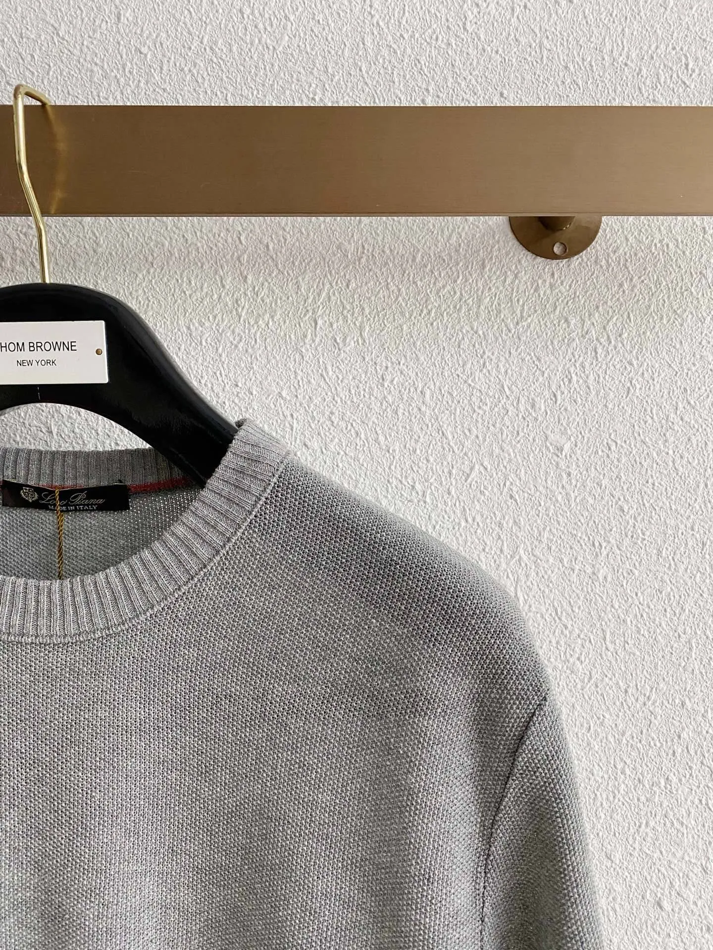 The entire Loro Piana piece is made of fine plain knitting technology, without unnecessary patterns, and relies solely on clean texture. Fabrics of this kind of weave are usually thinner, breathable, smooth to the touch, and have a soft matte texture, which is very consistent with the old-money style aesthetic of "low-key and noble". Sizes:M-3XL